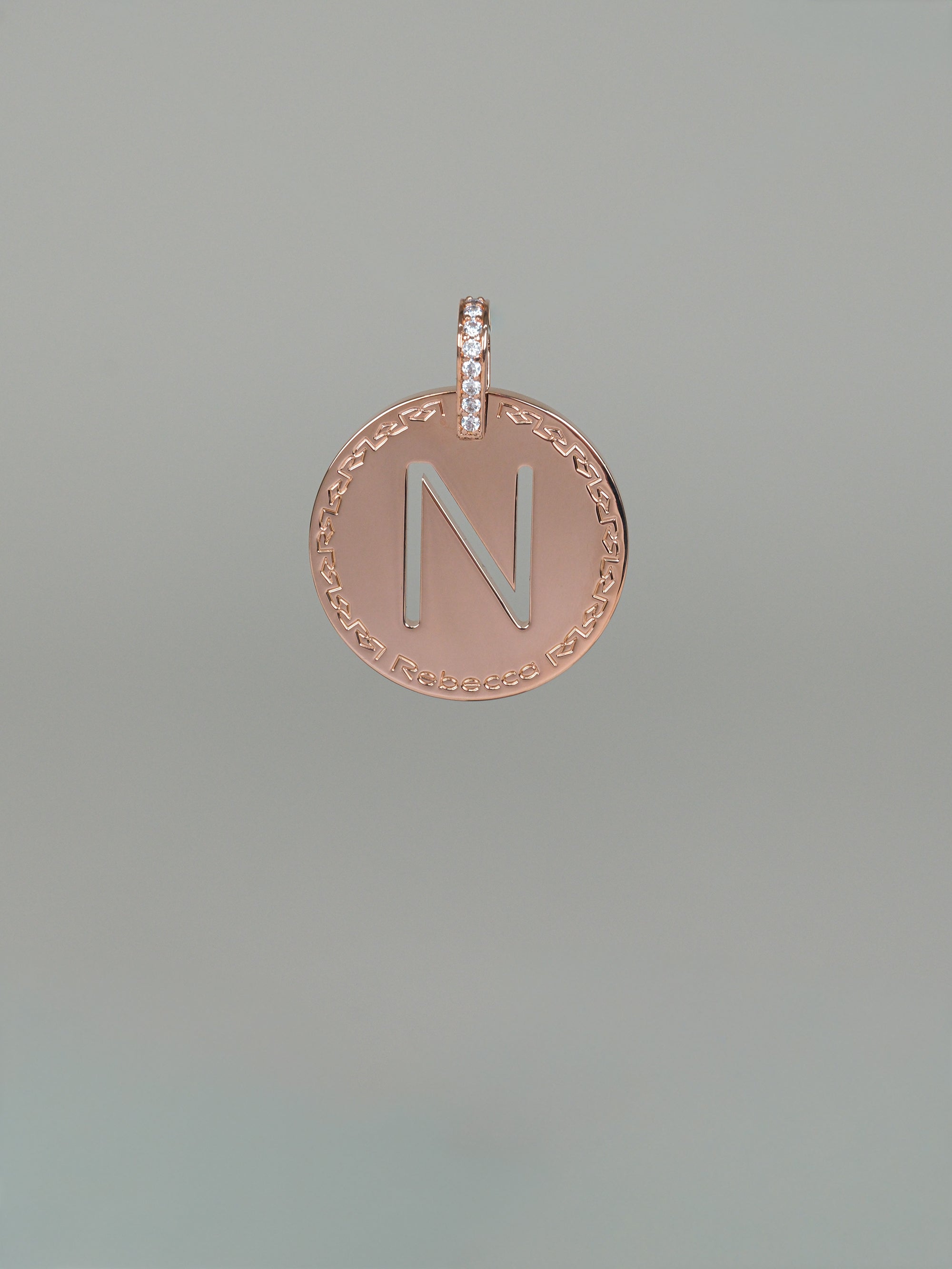 Collana lunga con iniziale grande