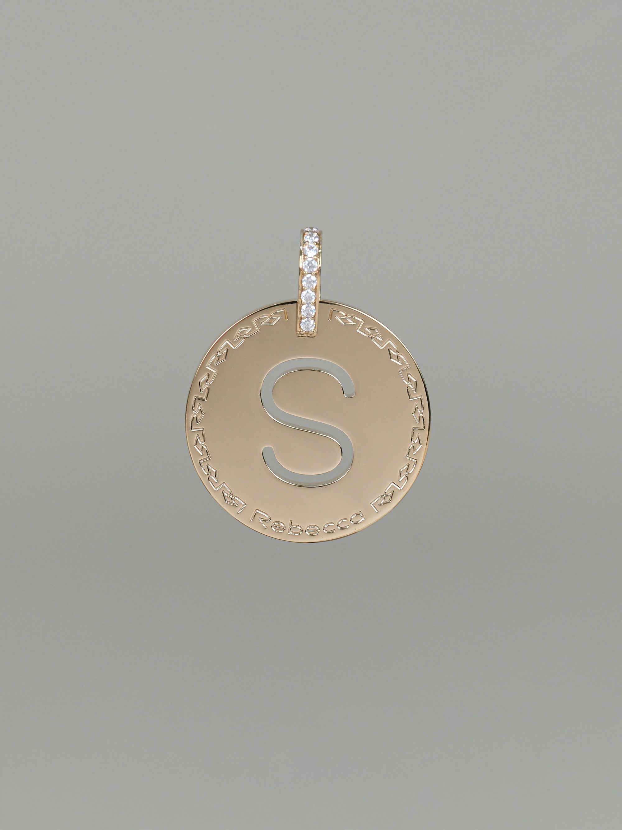 Collana lunga con iniziale grande