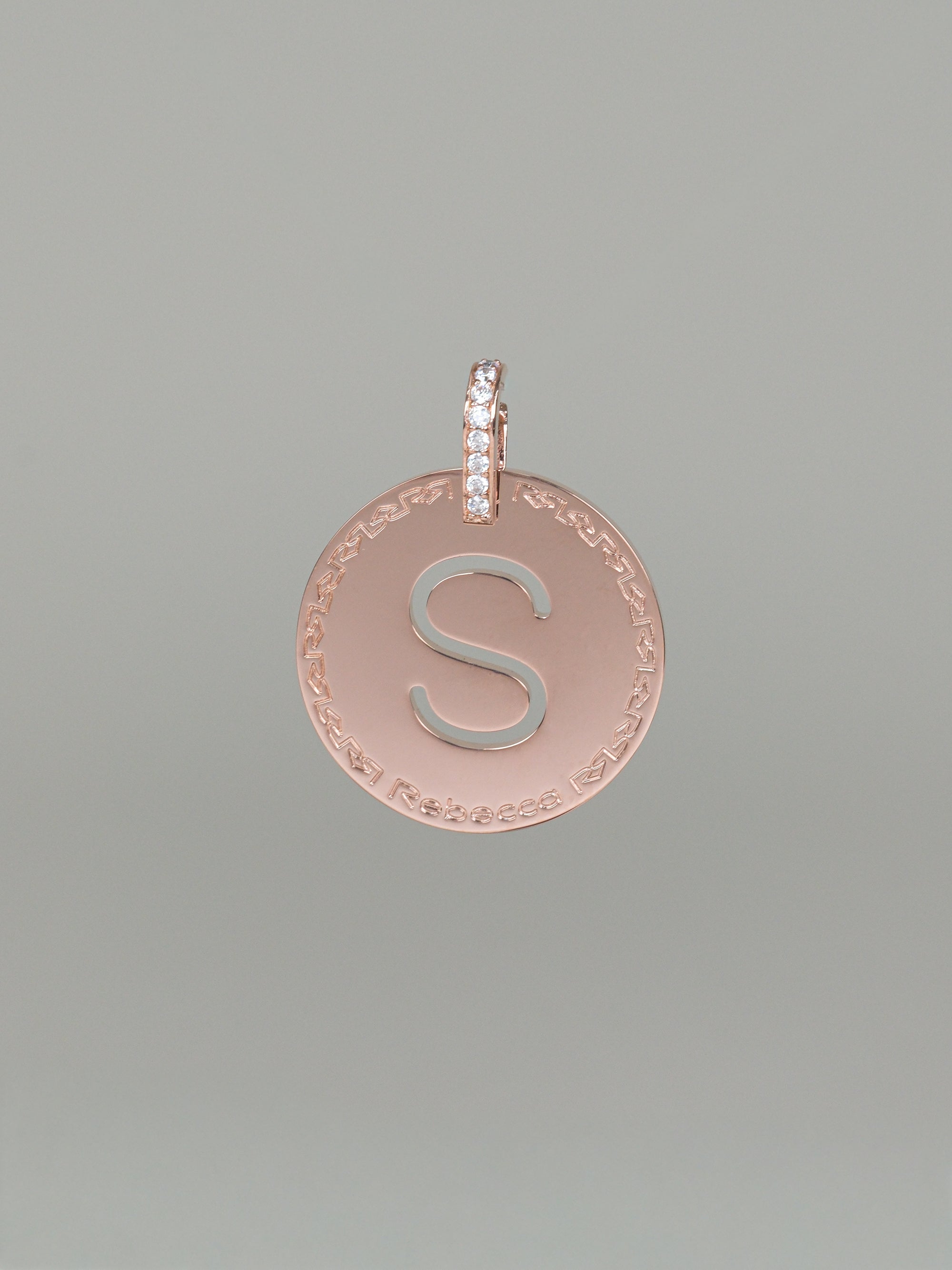 Collana lunga con iniziale grande