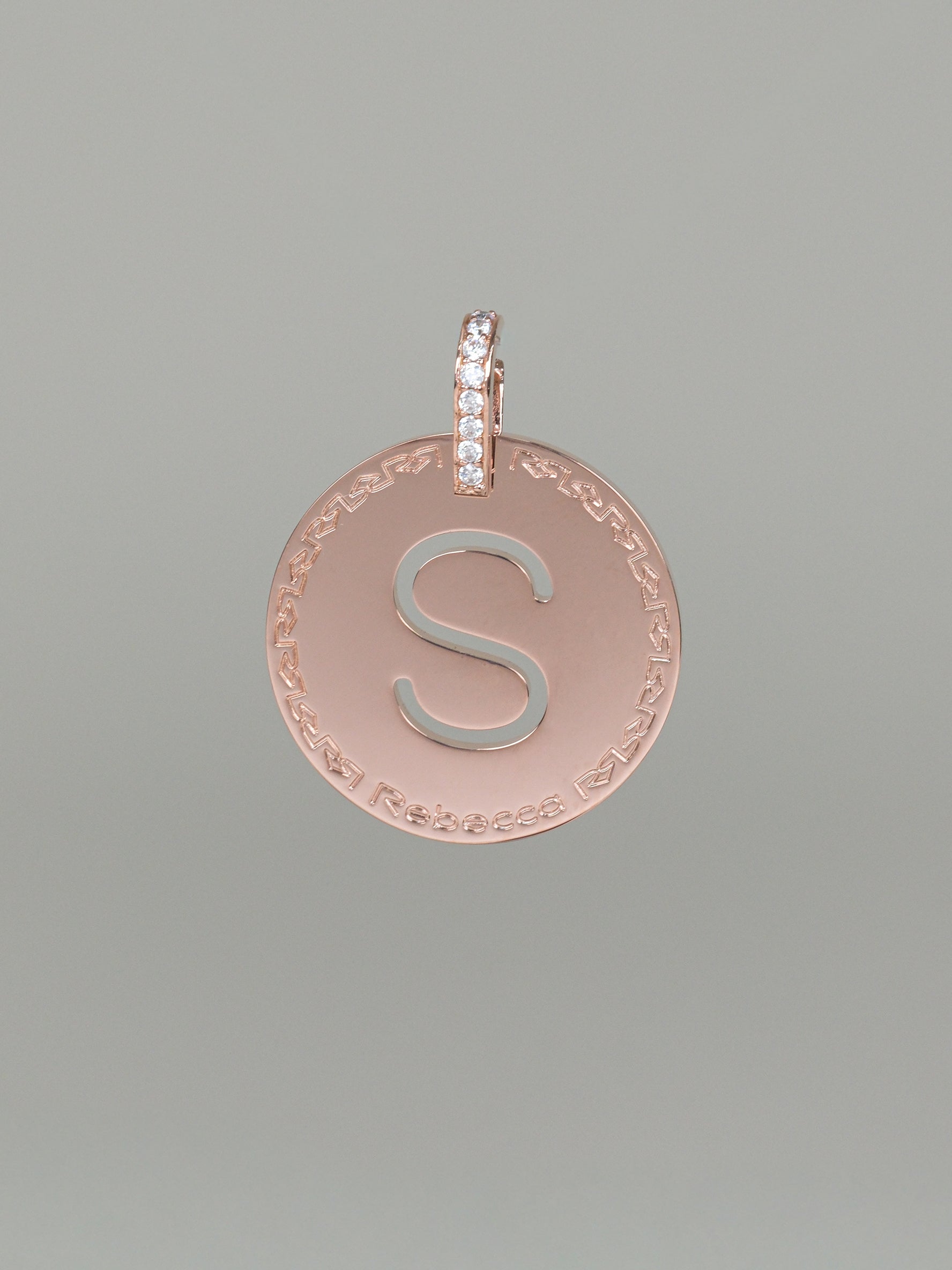 Collana lunga con iniziale grande