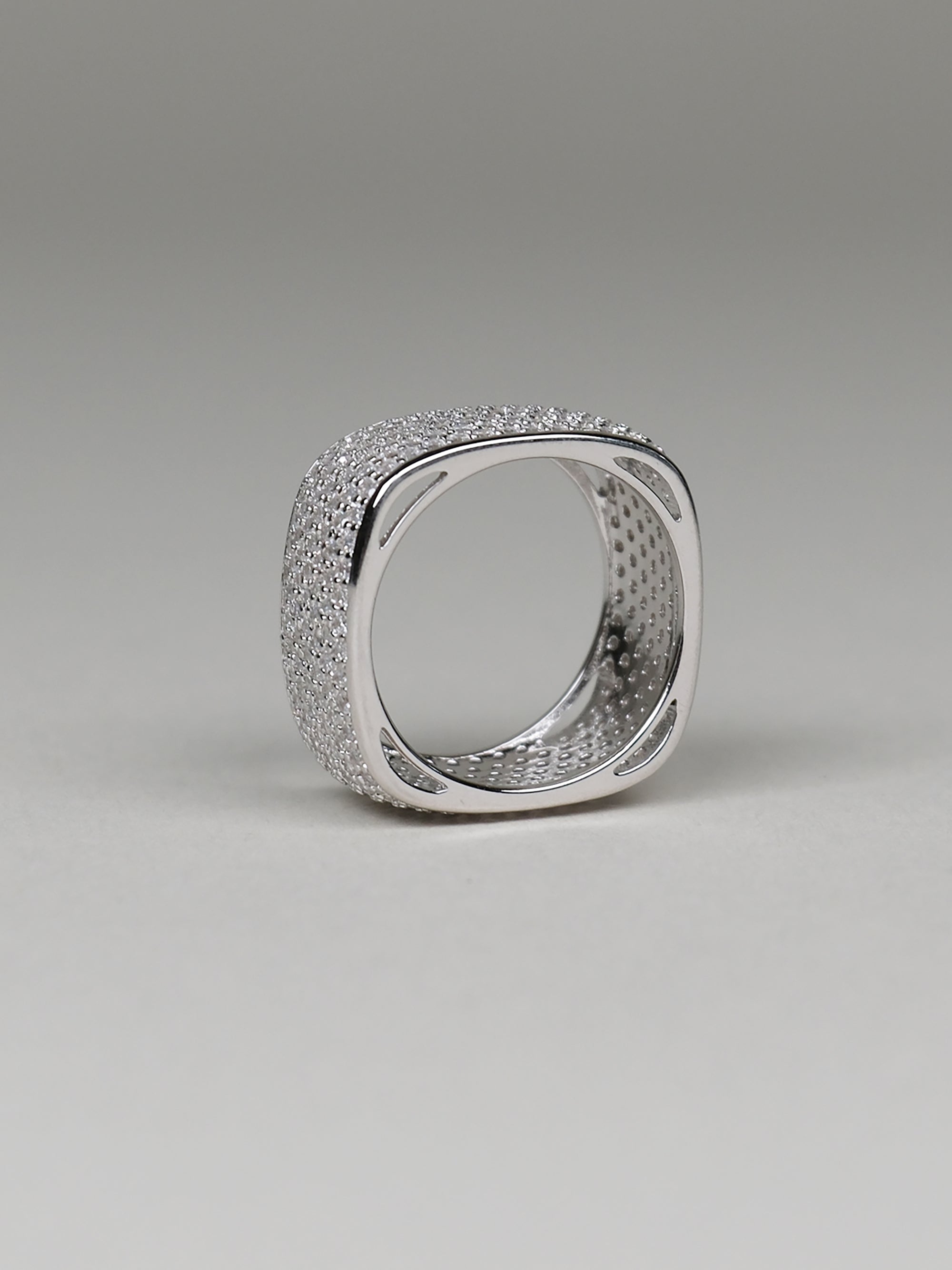 Anello fascia con zirconi