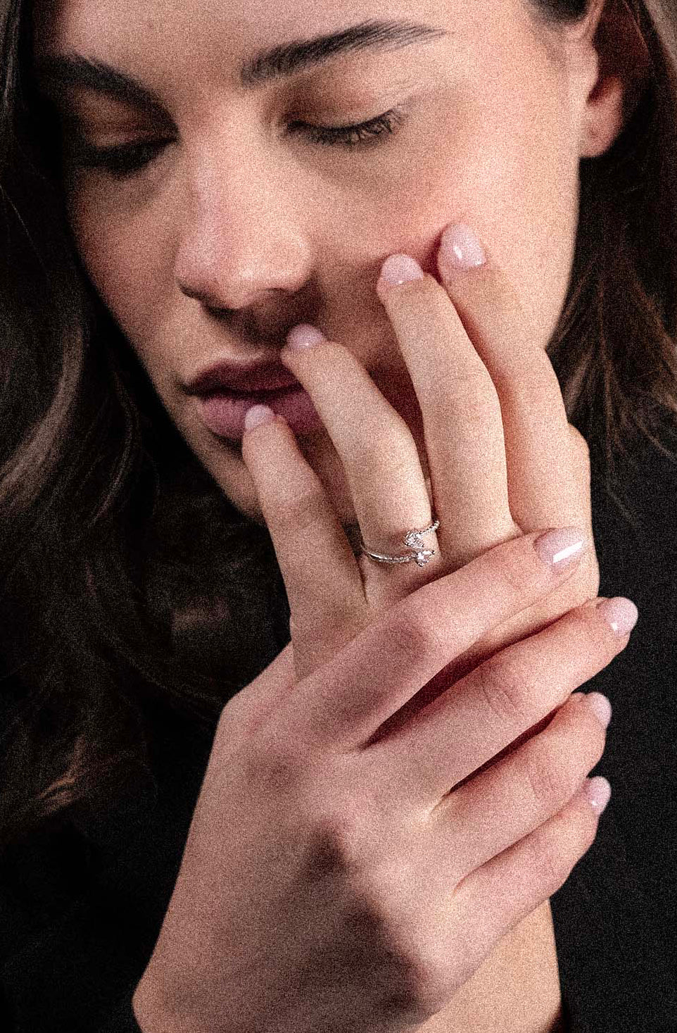 Anello con pietra e zirconi