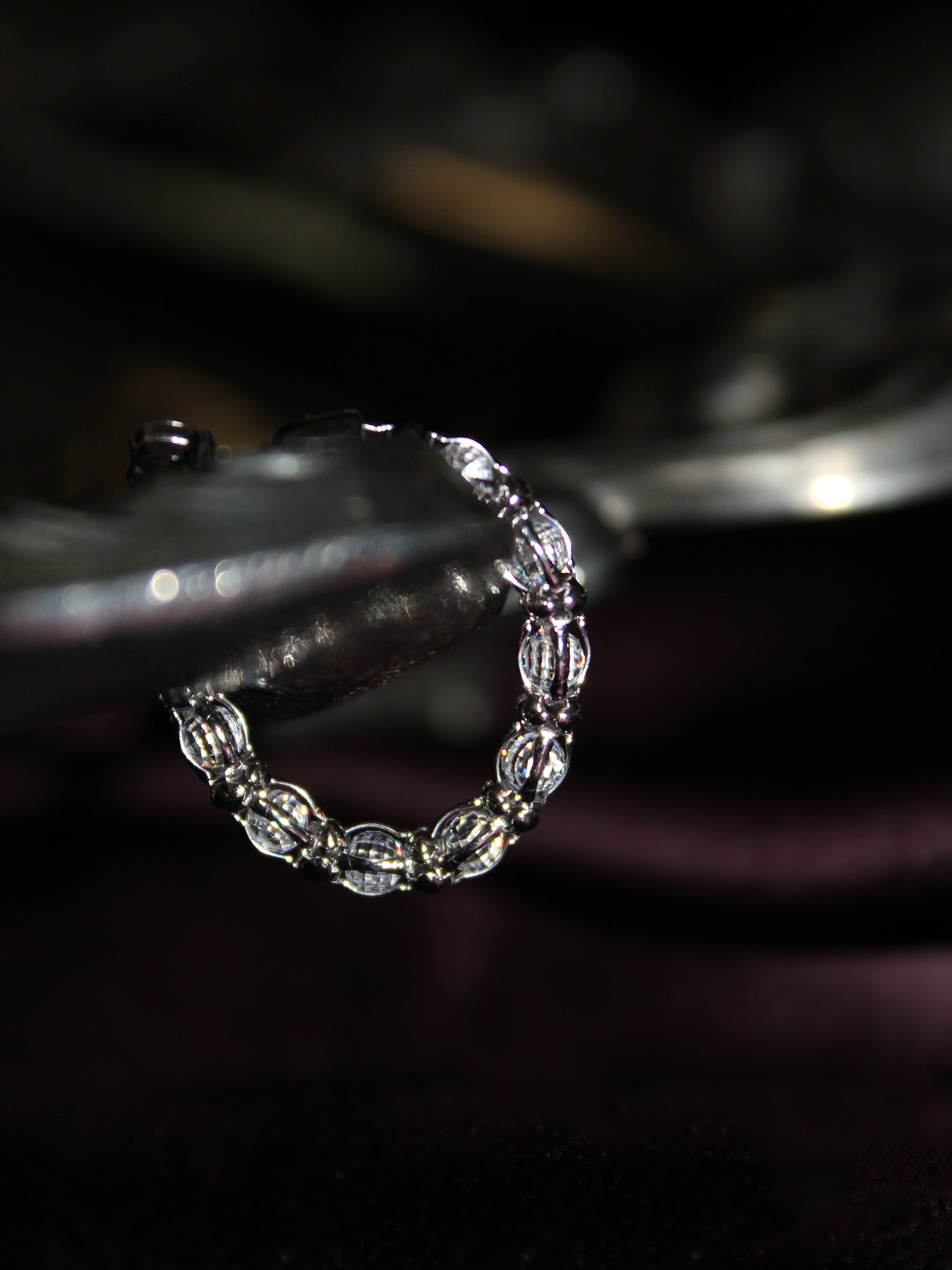 Orecchini cerchio con zirconi bianchi