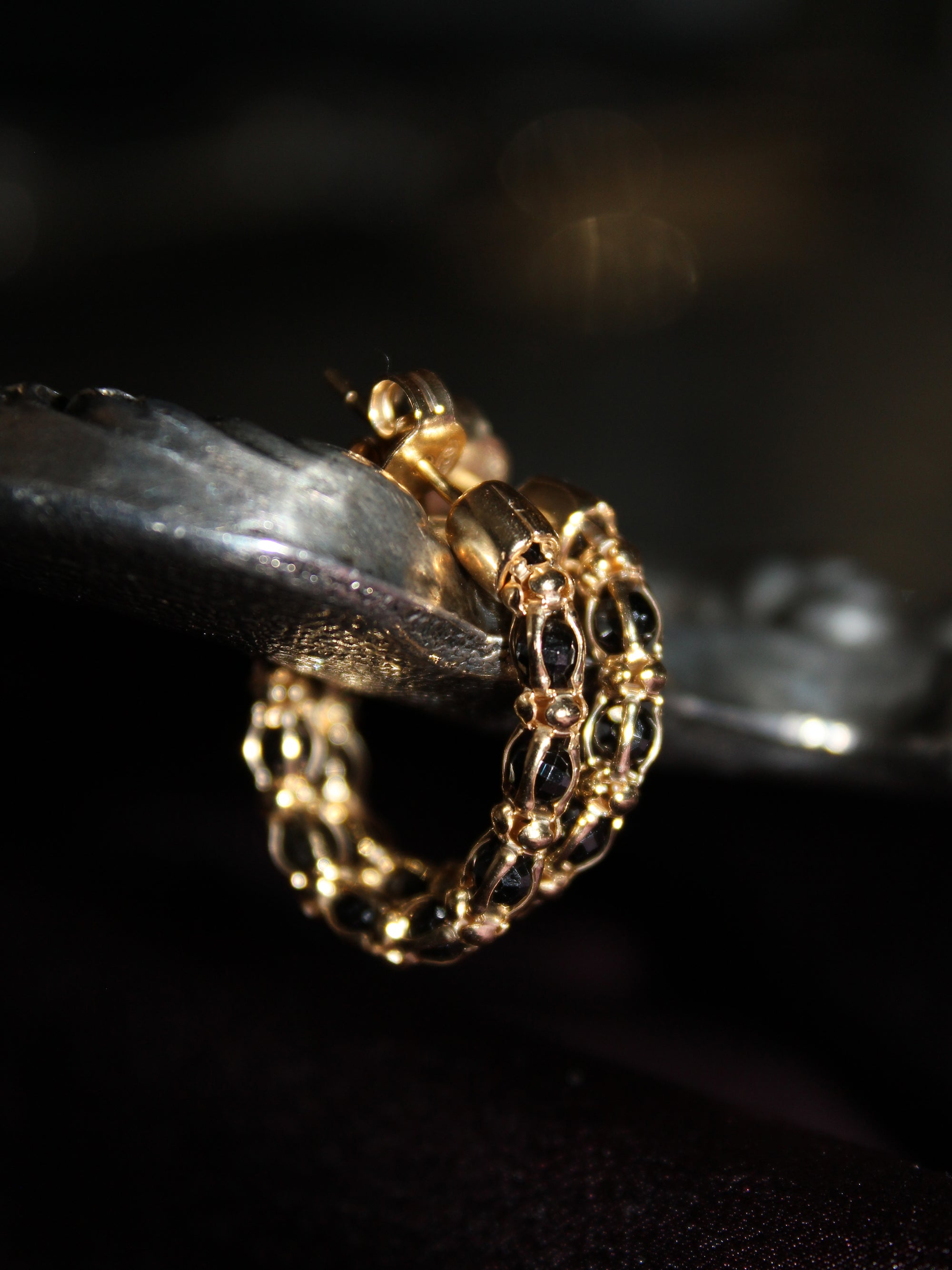 Orecchini cerchio con zirconi neri