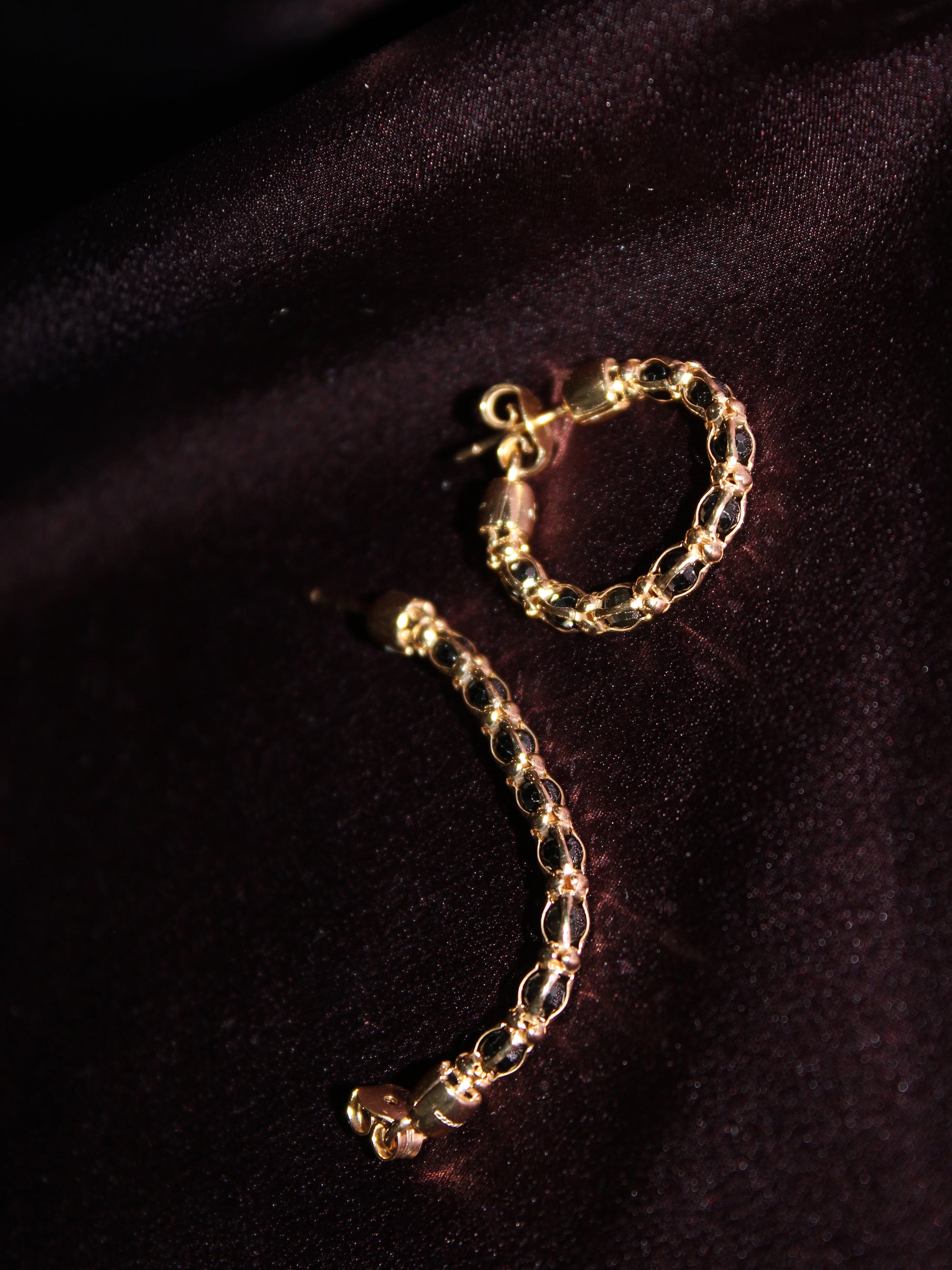 Orecchini cerchio con zirconi neri