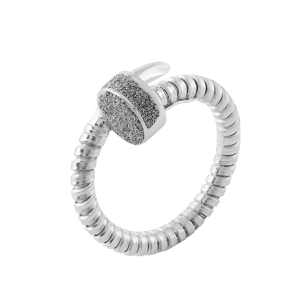 Anello chiodo e polvere di diamanti