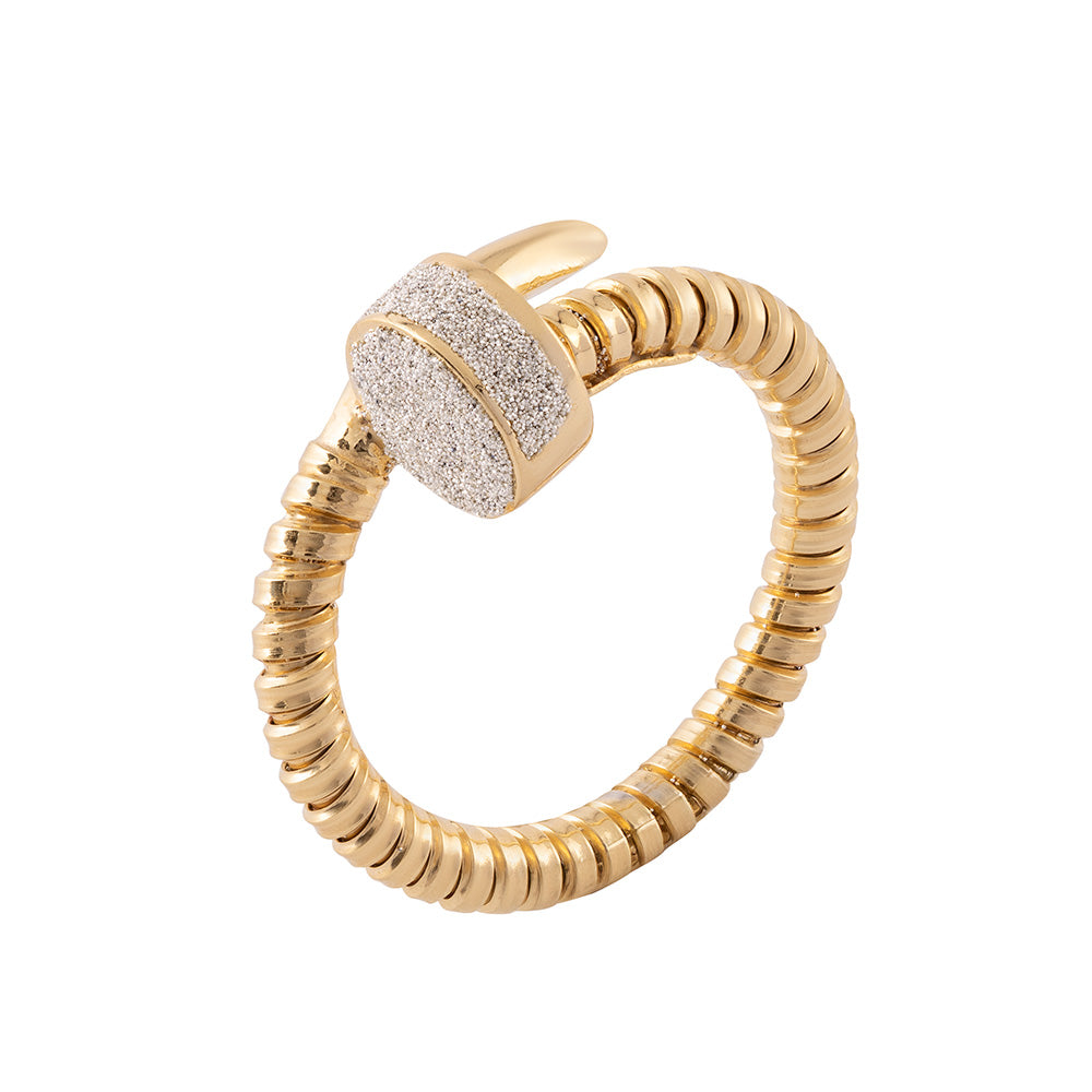 Anello chiodo e polvere di diamanti