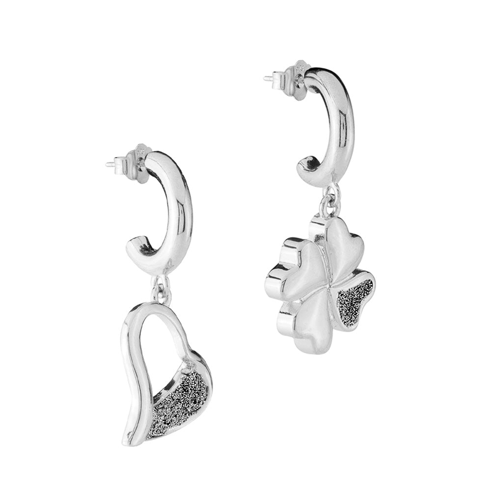 Orecchini con pendente cuore e quadrifoglio in polvere di diamanti