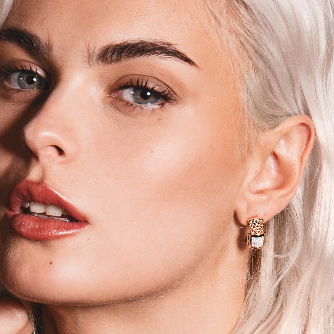 Orecchino Jolie giallo con centrale in polvere di diamanti