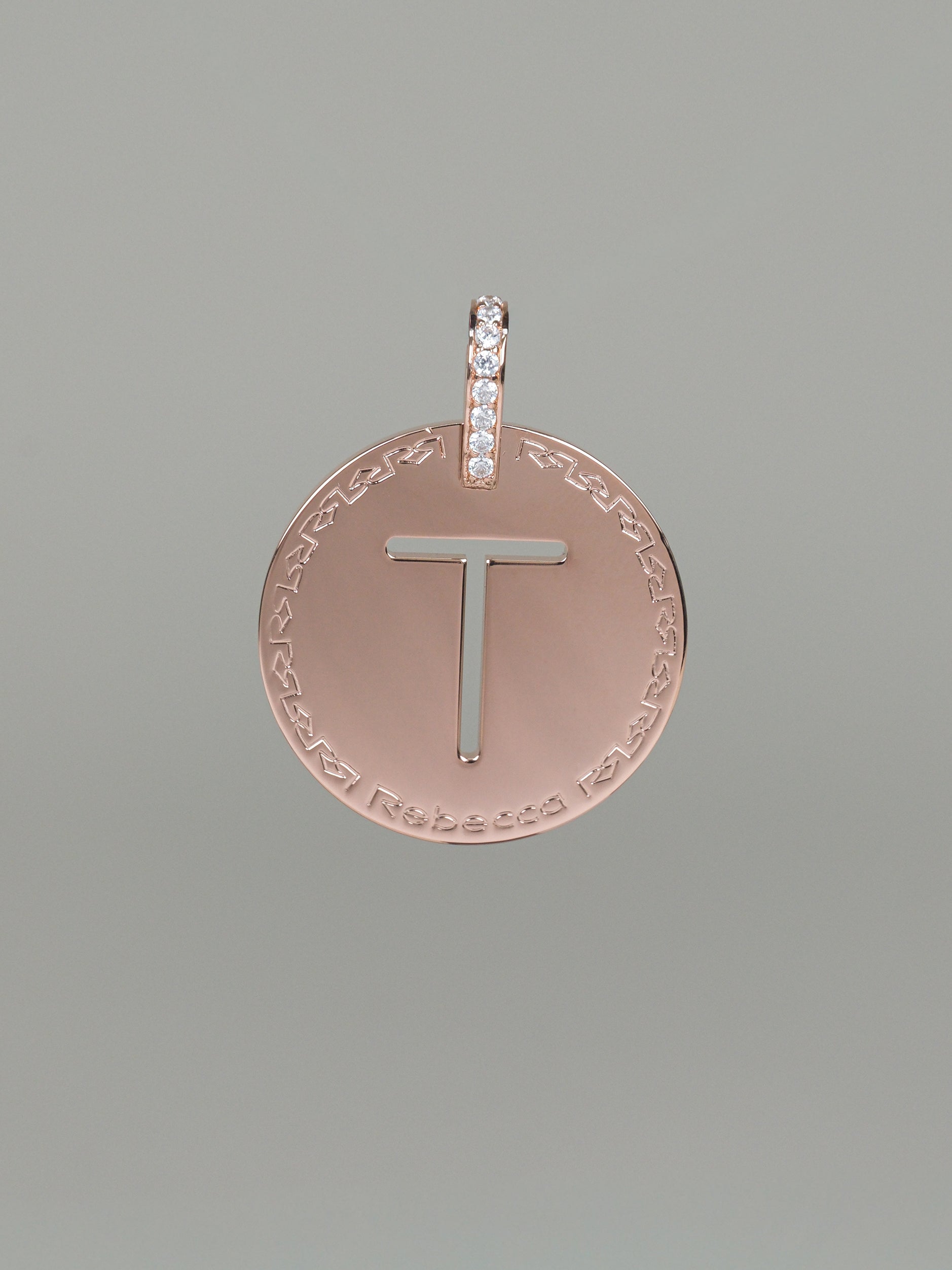 Collana lunga con iniziale grande