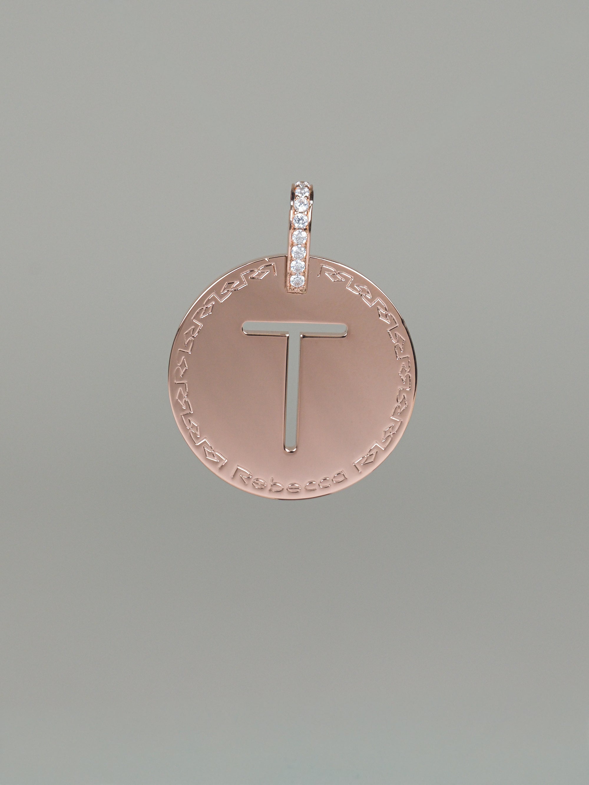 Collana lunga con iniziale grande