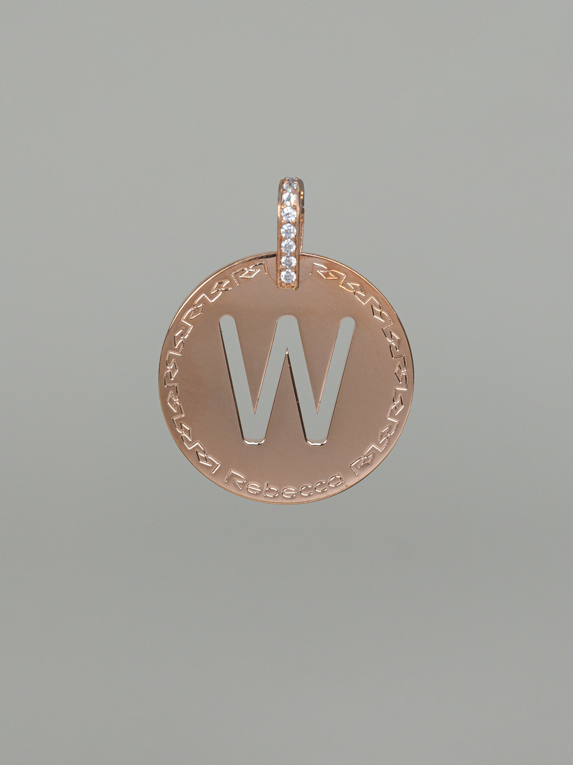 Collana lunga con iniziale grande