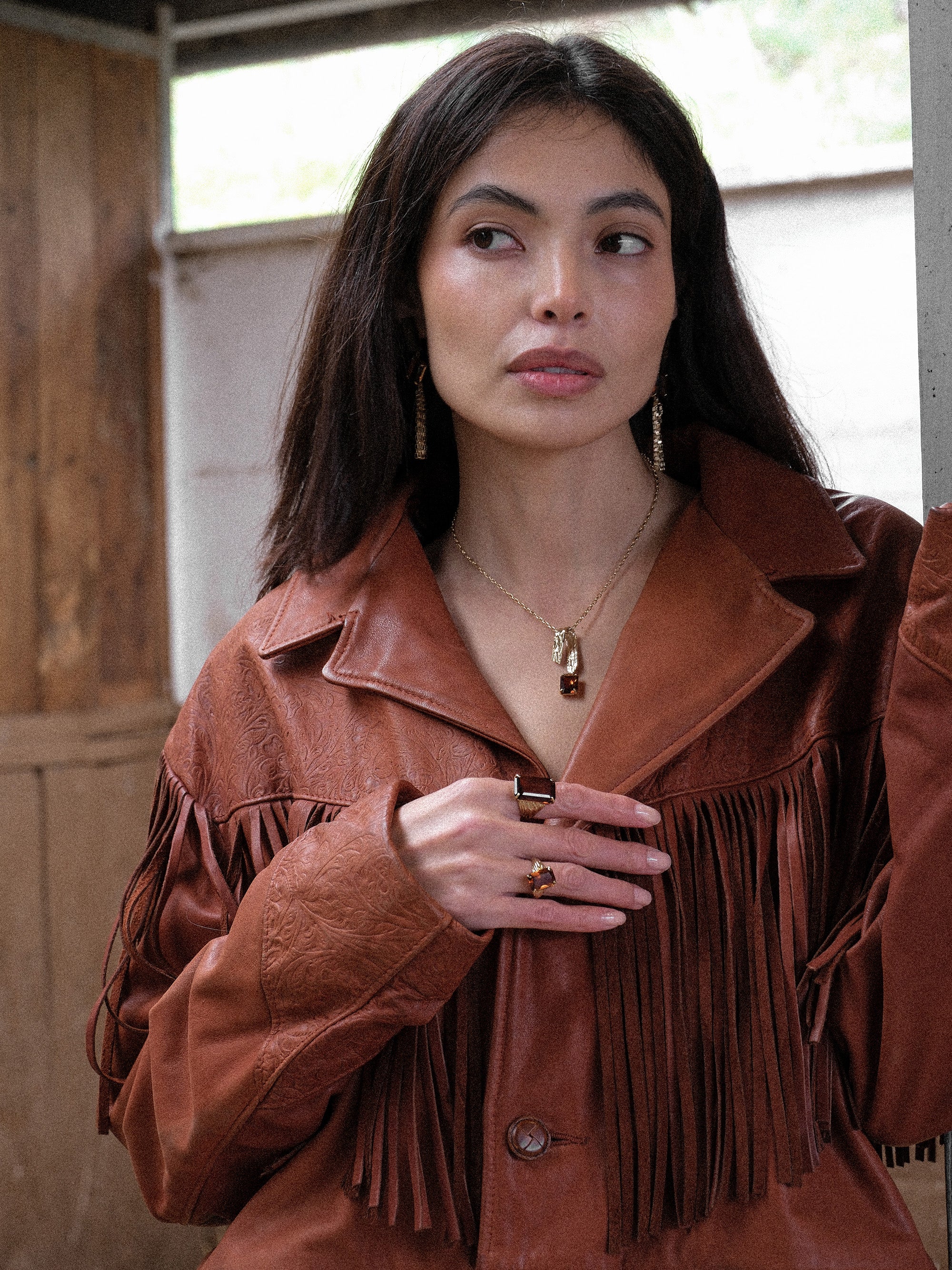 Anello con pietra ambrata grande