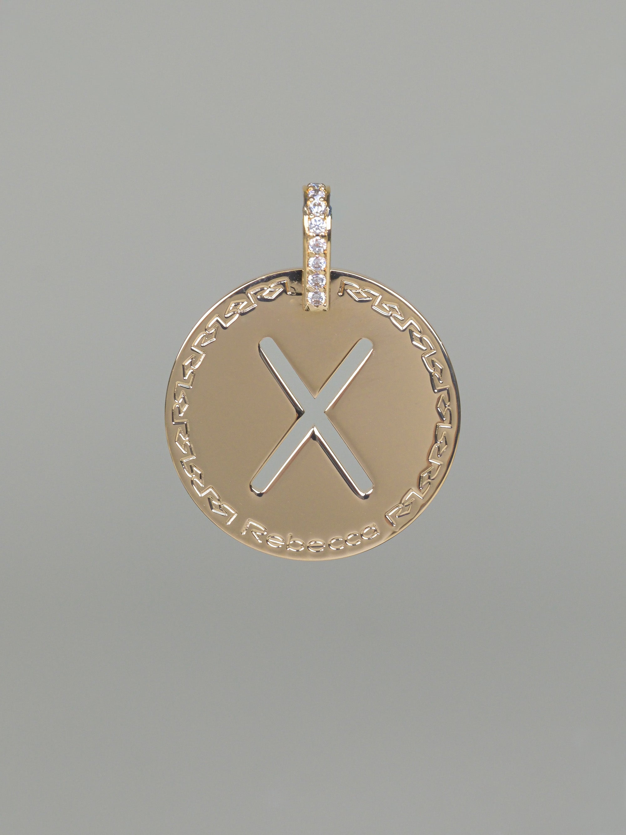 Collana lunga con iniziale grande