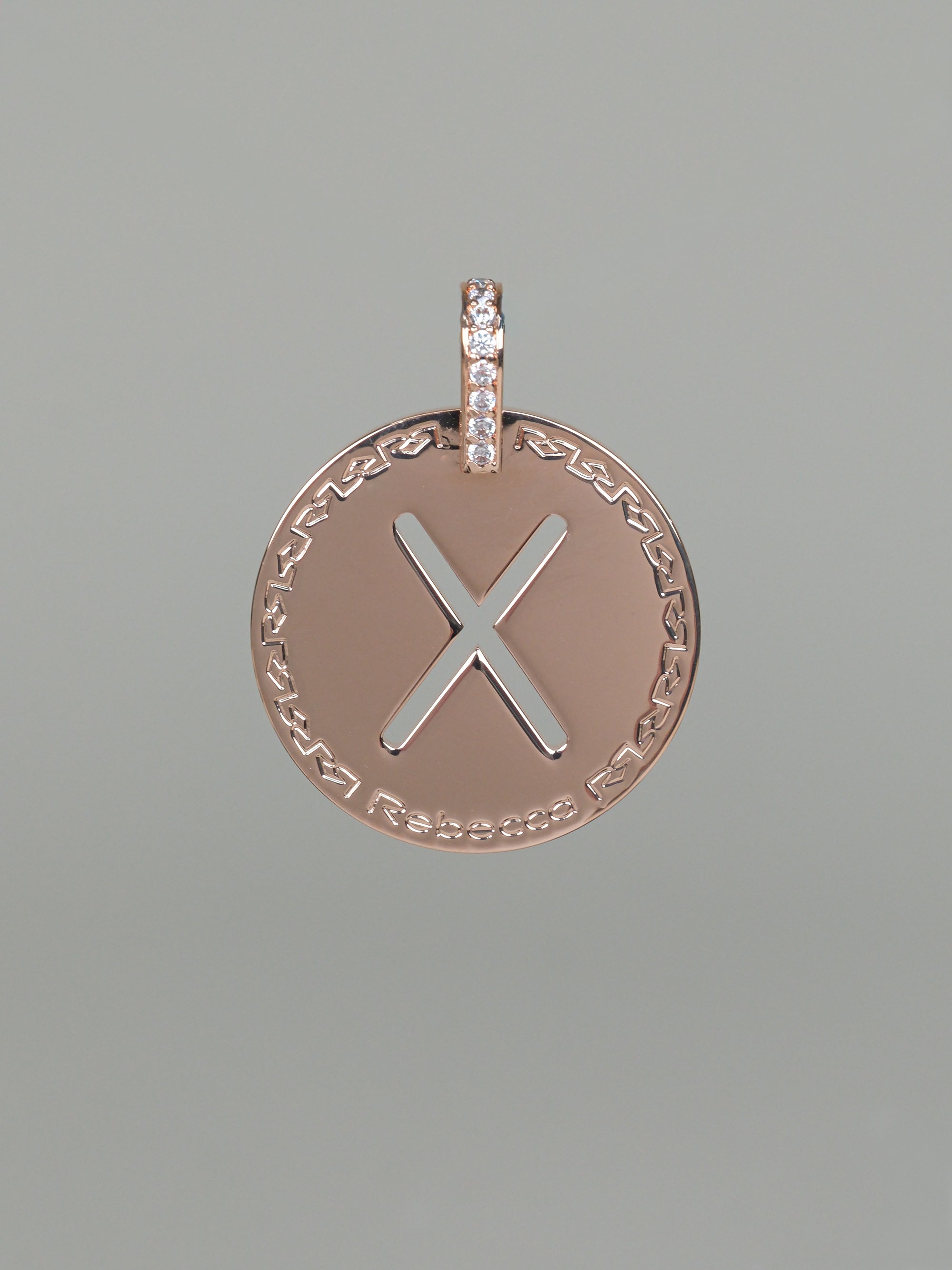 Collana lunga con iniziale grande