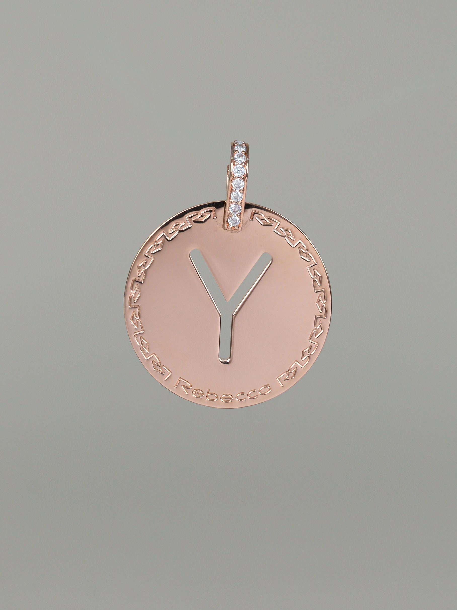 Collana lunga con iniziale grande