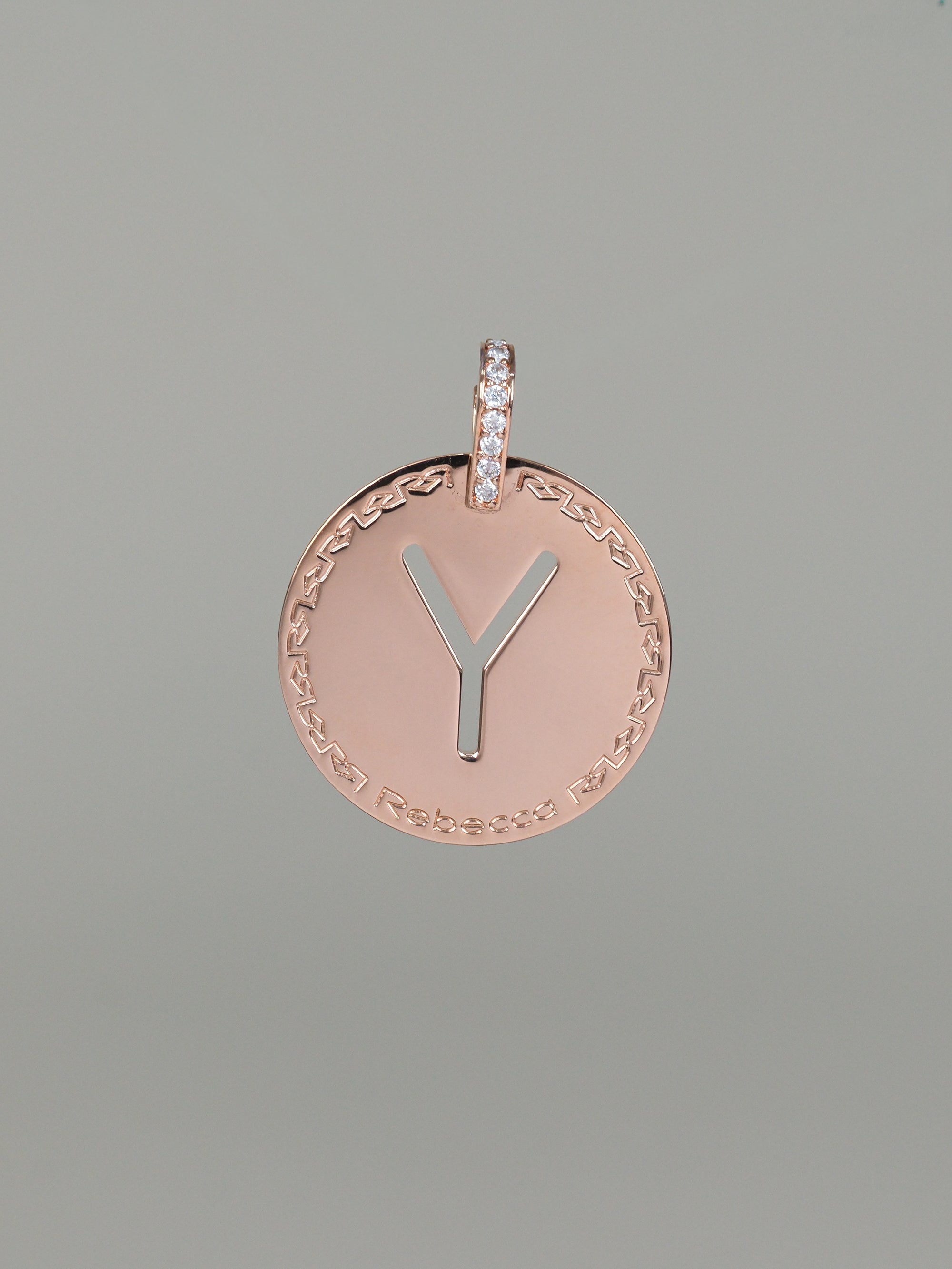 Collana lunga con iniziale grande