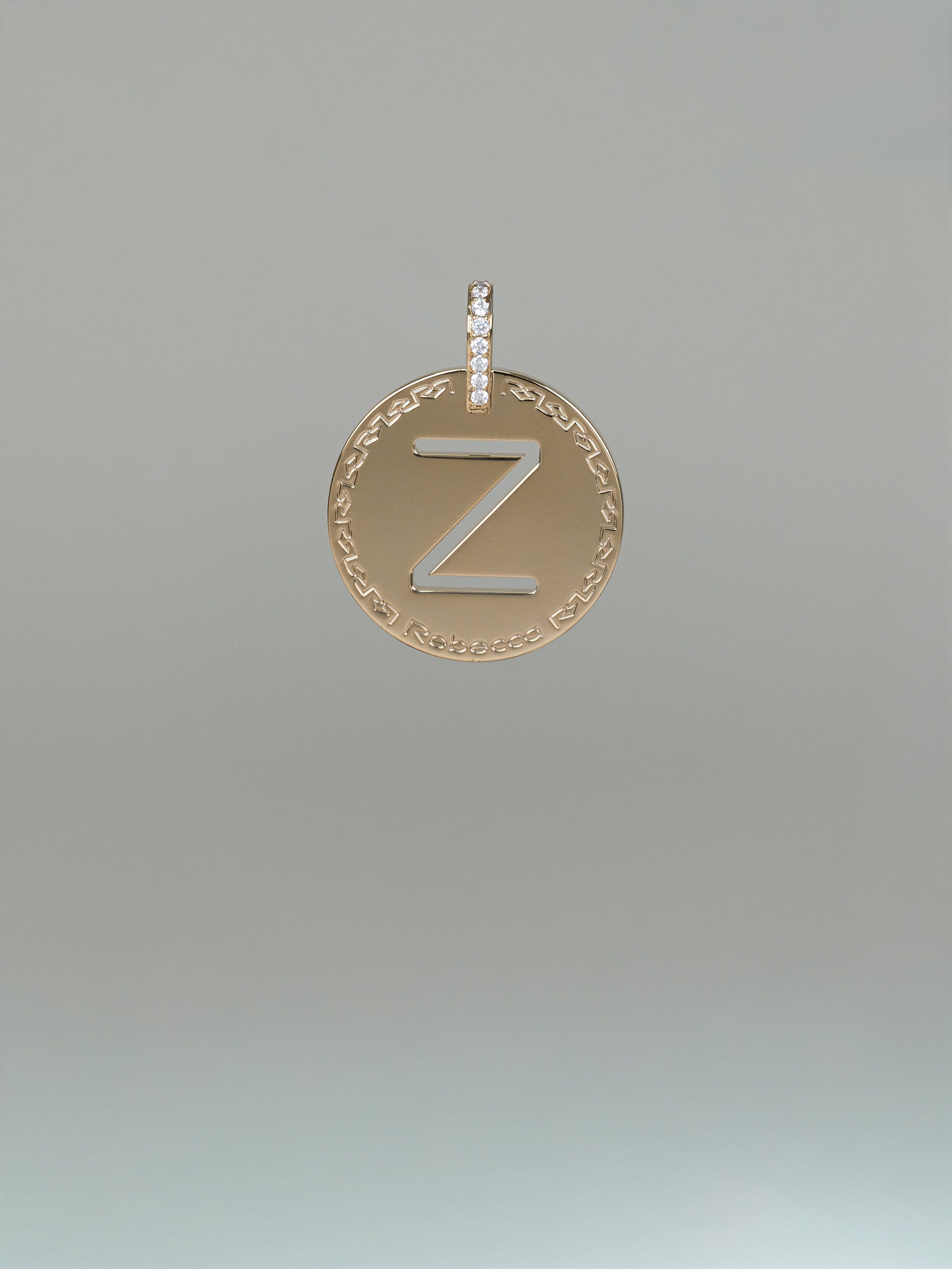 Collana lunga con iniziale grande