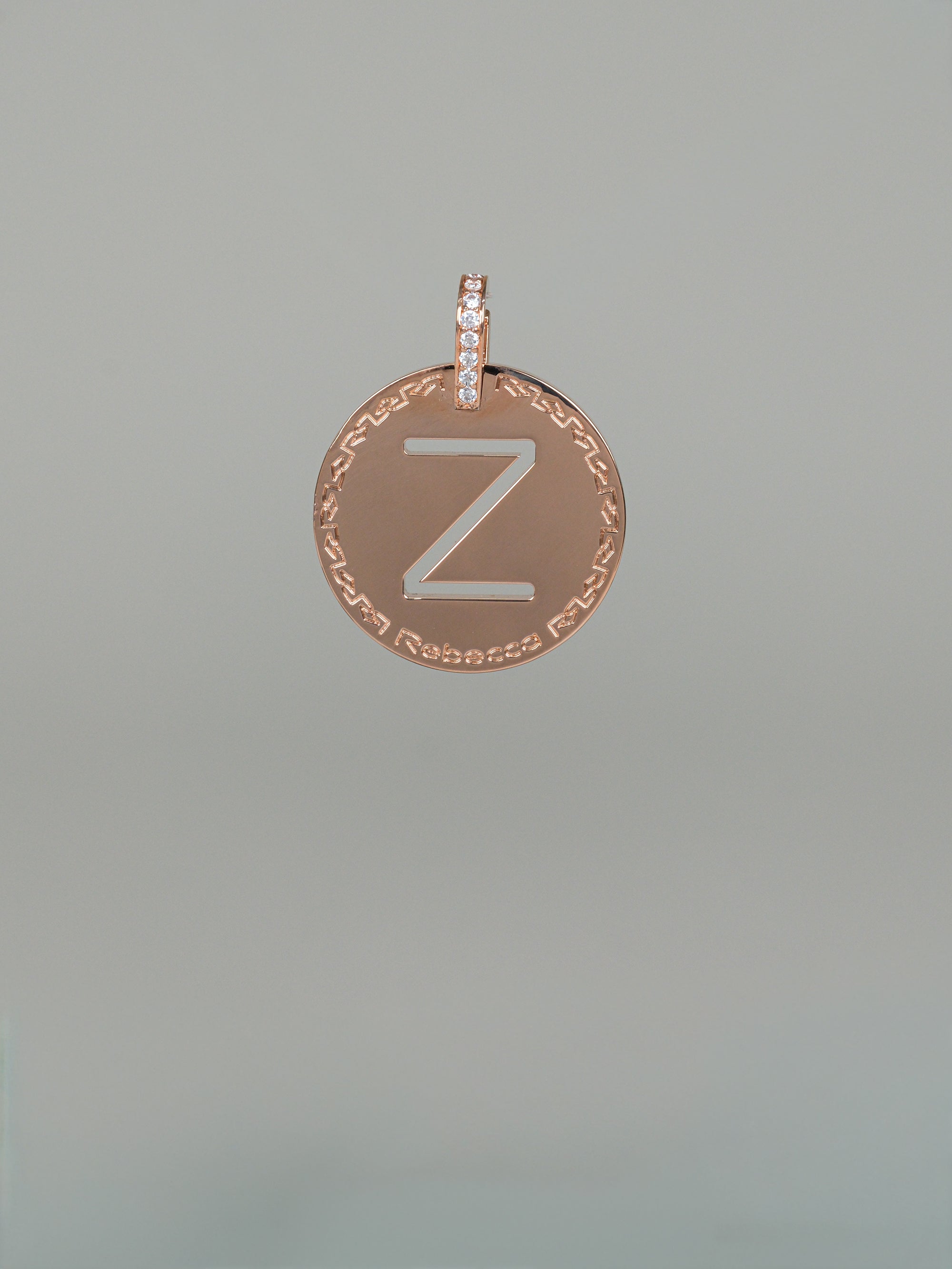 Collana lunga con iniziale grande