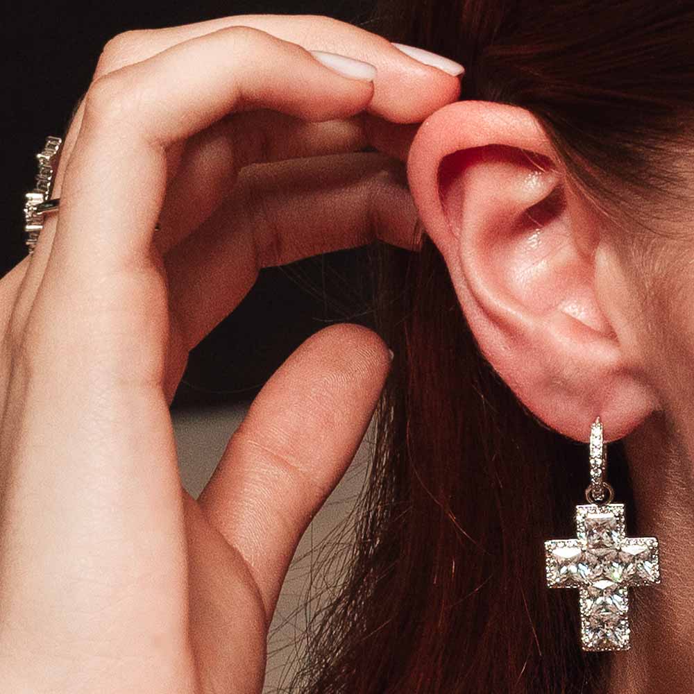Orecchino Judith con pendente a croce geometrica