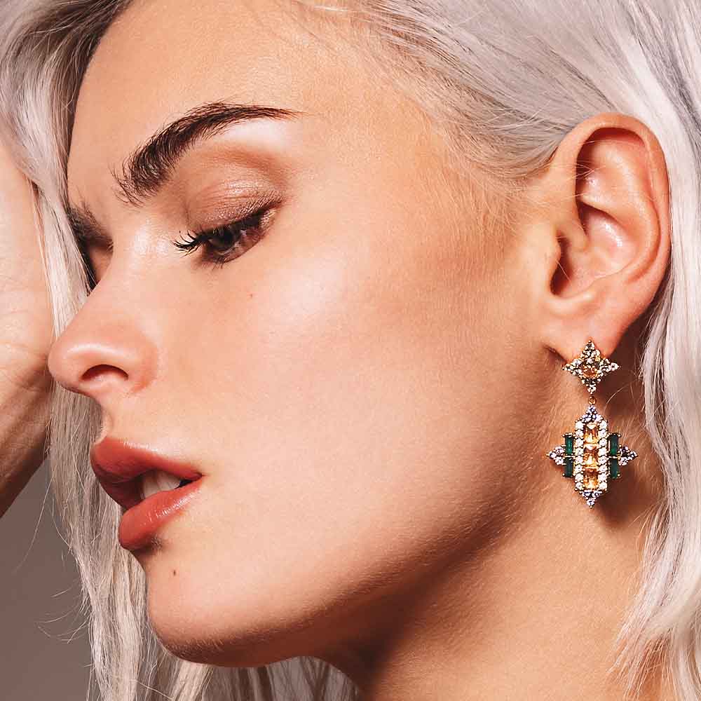 Orecchino Judith con pendente in pietre colorate