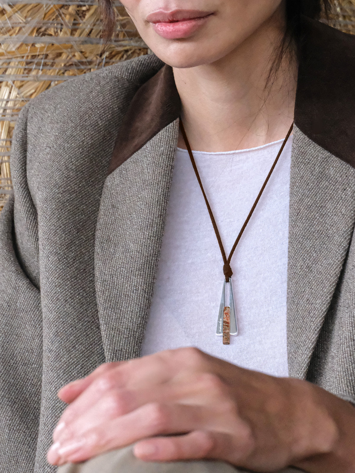 Collana con pendente piramide irregolare e pietra naturale