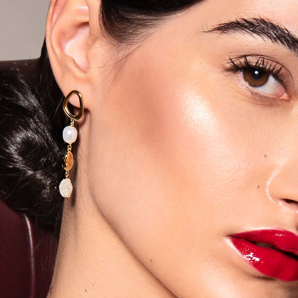 Orecchini con perla e pepita in polvere di diamanti