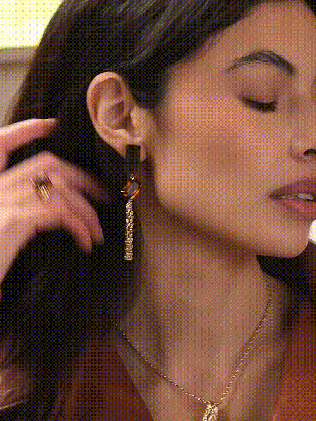 Orecchini con pietra bronzite e catena